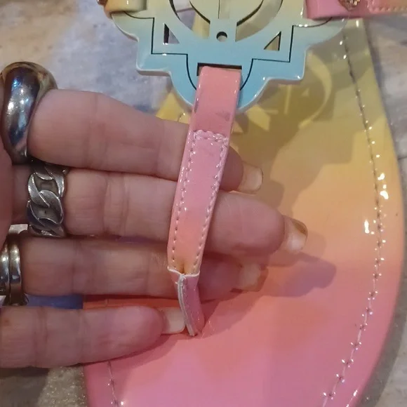 Gorgeous Crown & Ivy Wylie Pastel Thong Sandals - Picture 2 of 10